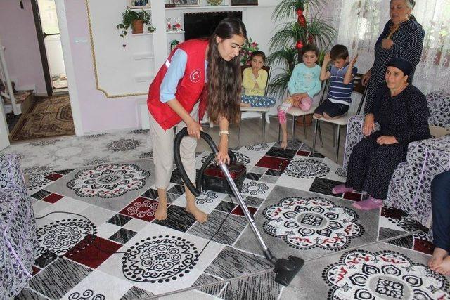 Gençler Ahıska Türkü Ailelerin İftar Sofrasına Ortak Oldu