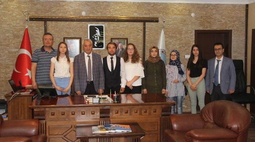 Başkan Karayol Başarılı &Ouml;ğrencileri &Ouml;d&uuml;llendirdi