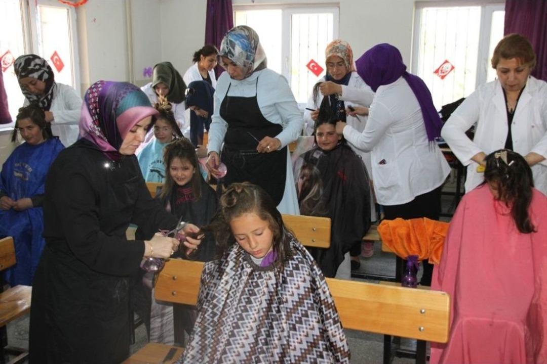 &Ouml;ğrencilere 23 Nisan Hediyesi