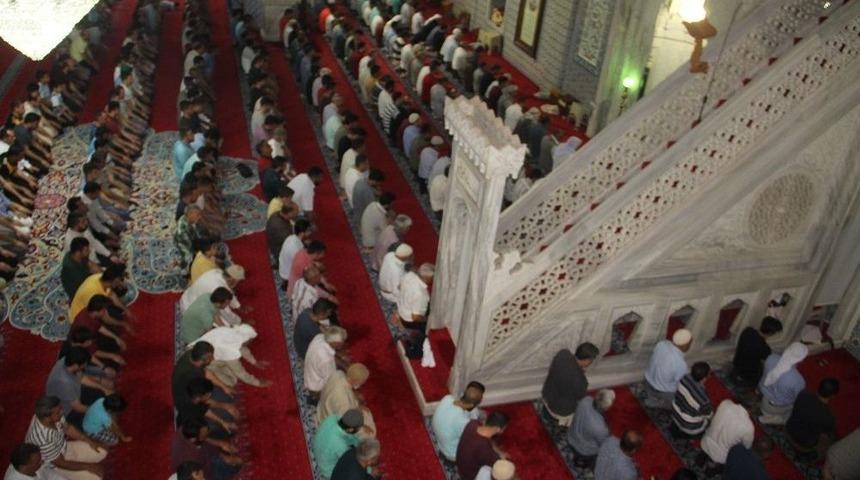 Binlerce Kişi Ramazan Ayını Son Teravih Namazıyla Balıklıg&ouml;l&rsquo;de Uğurladı