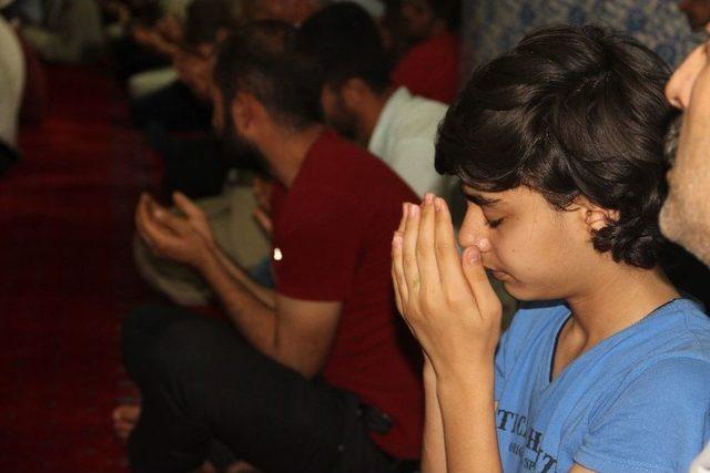 Binlerce Kişi Ramazan Ayını Son Teravih Namazıyla Balıklıgöl’de Uğurladı