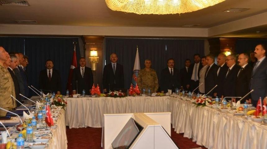 İ&ccedil;işleri Bakanı Soylu Ağrı&rsquo;da &lsquo;b&ouml;lge G&uuml;venlik Toplantısı&rsquo;na Katıldı