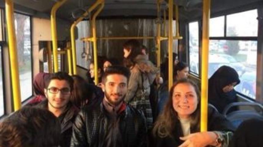 &Ouml;ğrenciler İstedi Rekt&ouml;r &Ccedil;akar Otob&uuml;se Bindi