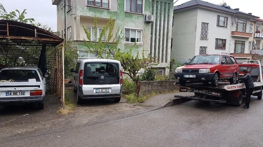 Bartın&rsquo;da Trafik Kurallarına Uymayan Ara&ccedil;lar &Ccedil;ekici İle Kaldırılıyor