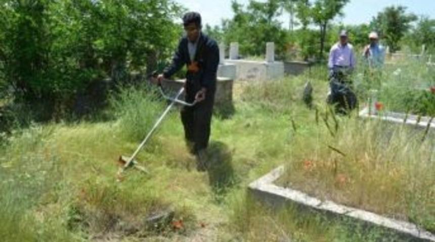 Erciş&rsquo;te Mezarlıklar Bayrama Hazır