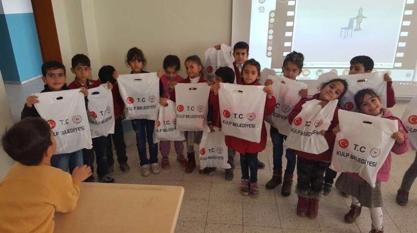 Kulp Belediyesi, 3 Bin 500 &Ouml;ğrenciye Kışlık Bot Ve Mont Hediye Etti