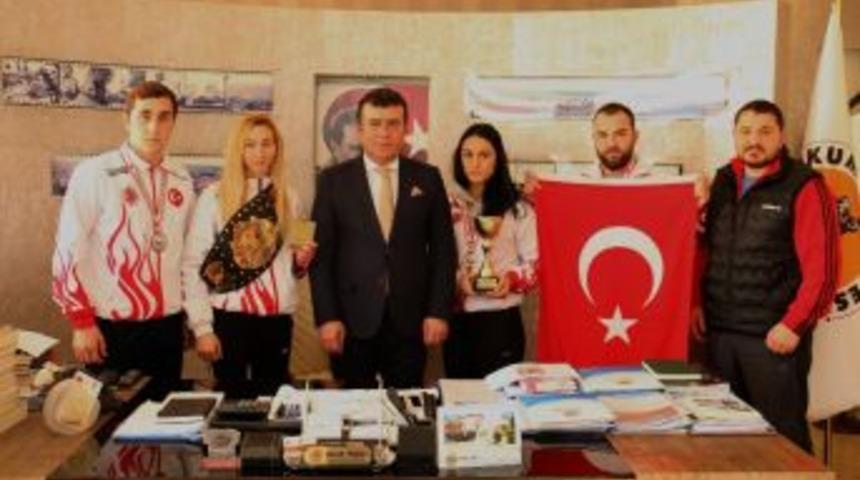 Kupa Ve Madalyalarla D&ouml;nd&uuml;ler