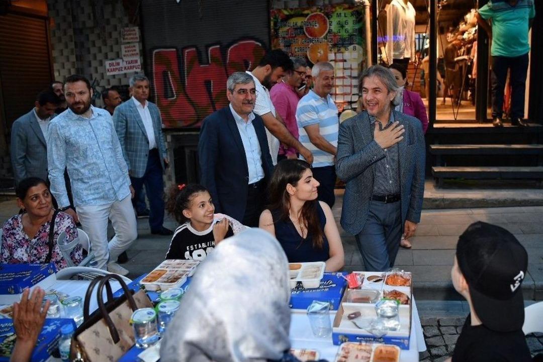 Yerli Yabancı Binlerce Kişi Kule Meydanında İftar Yaptı