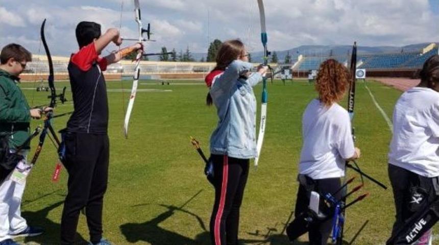 Gen&ccedil; Ve Minik Ok&ccedil;ular Kozlarını Paylaştı