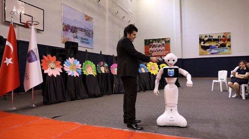 &Ouml;ğrencilerin Yaptığı Robotun 23 Nisan Mesajı Kutlamalara Damga Vurdu