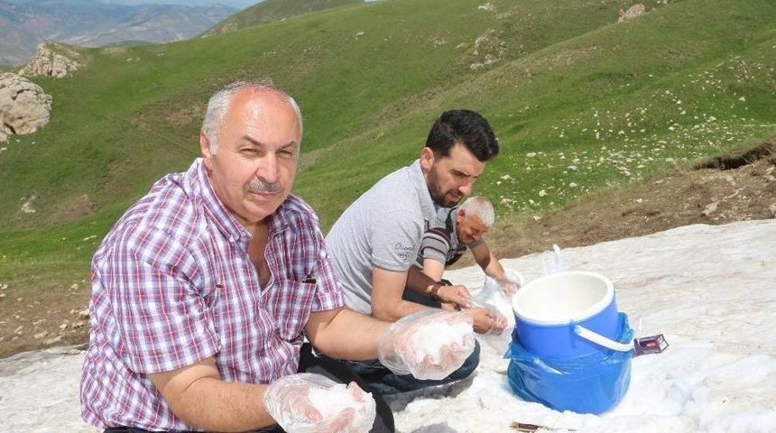 Zirvede Kar Pekmezi Ziyafeti