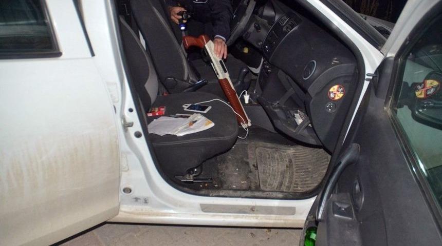 Kuşadası&rsquo;da Aranan Şahıs Pompalı T&uuml;fekle Yakaladı