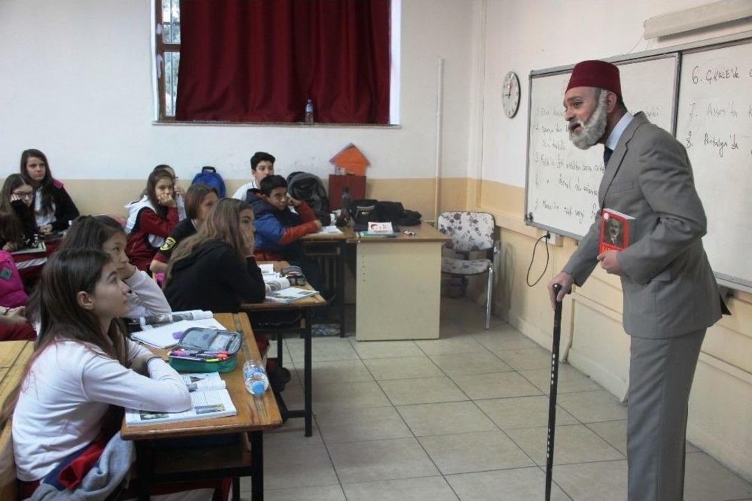 (&ouml;zel Haber) Sınıftan İ&ccedil;eri &rsquo;&ccedil;at Kapı&rsquo; Mehmet Akif Ersoy Girdi