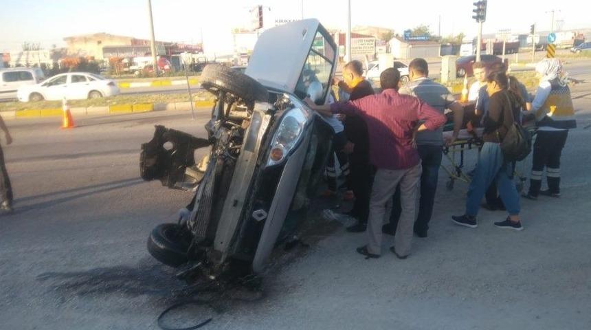 Otomobil, Trafik Levhalarına &Ccedil;arptı: 5 Yaralı