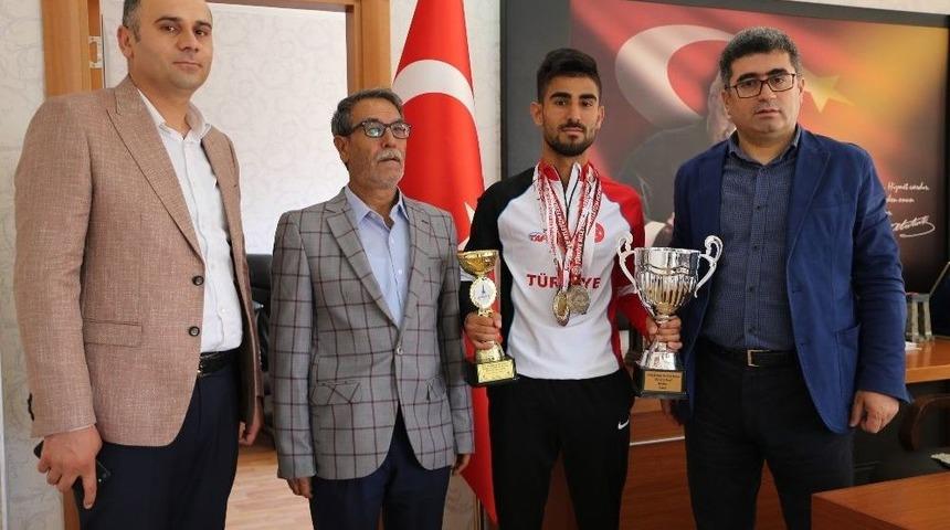 Milli Atletten Kaymakam &Ccedil;etin&rsquo;e Ziyaret