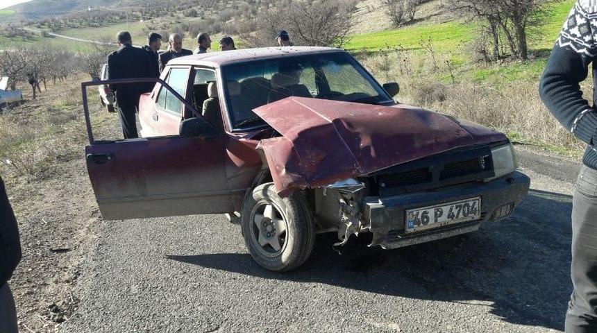 İki Otomobil &Ccedil;arpıştı: 2 Yaralı