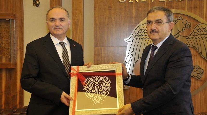 Bakan &Ouml;zl&uuml;&rsquo;den Sel&ccedil;uk &Uuml;niversitesi&rsquo;ne Ziyaret