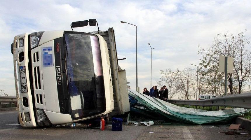 Samsun&rsquo;da Cam Y&uuml;kl&uuml; Kamyon Devrildi
