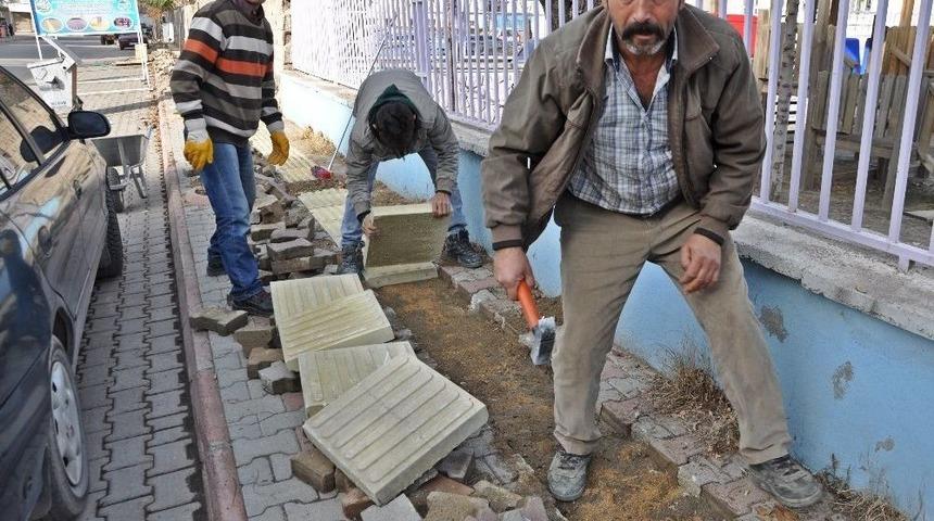 G&ouml;lbaşı İl&ccedil;esinde G&ouml;rme Engelliler İ&ccedil;in Kaldırımlara İz Yolu Yapılıyor