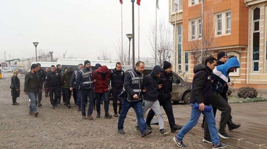 Azeri &Ouml;ğrenciler &Uuml;niversitede &Ccedil;ete Kurup, Gasp Yaptı