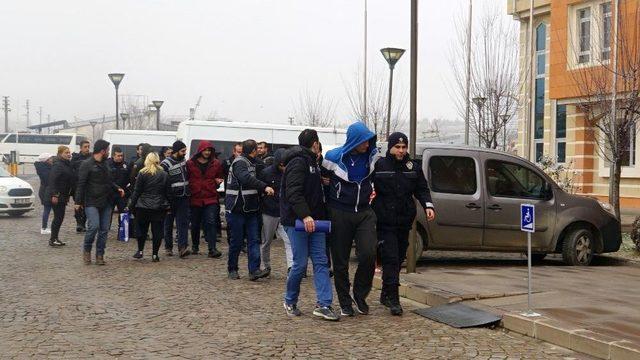 Azeri Öğrenciler Üniversitede Çete Kurup, Gasp Yaptı