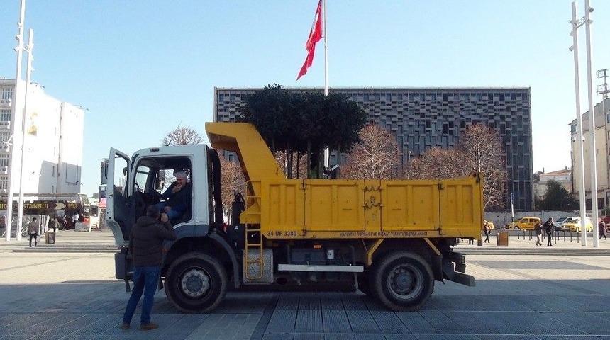 Taksim&rsquo;de Yılbaşı Hazırlıkları T&uuml;m Hızıyla Devam Ediyor