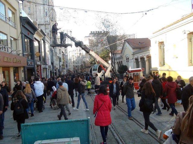 Taksim’de Yılbaşı Hazırlıkları Tüm Hızıyla Devam Ediyor