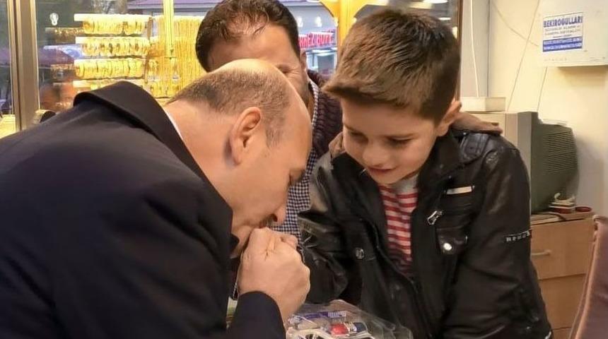 Ağrı&rsquo;da Sevgi Seli İle Karşılanan Bakan Soylu, &Ccedil;ocuğun Elini &Ouml;pt&uuml;