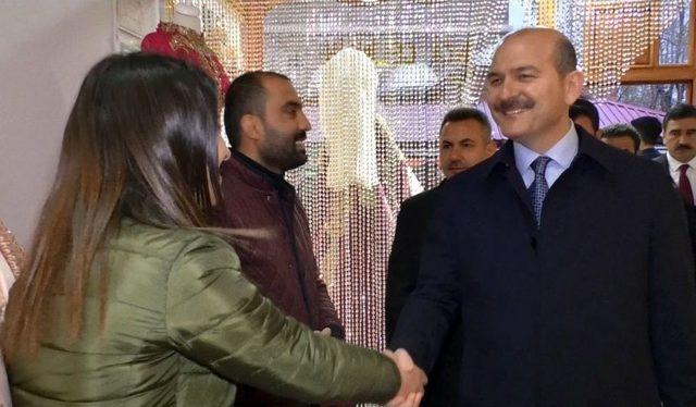Ağrı&rsquo;da Sevgi Seli İle Karşılanan Bakan Soylu, &Ccedil;ocuğun Elini &Ouml;pt&uuml; 2