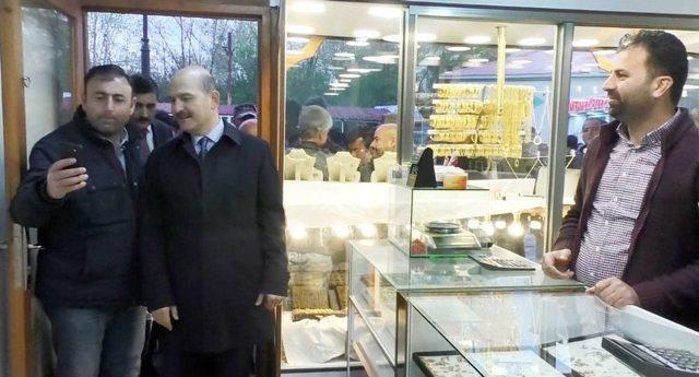 Ağrı&rsquo;da Sevgi Seli İle Karşılanan Bakan Soylu, &Ccedil;ocuğun Elini &Ouml;pt&uuml; 3