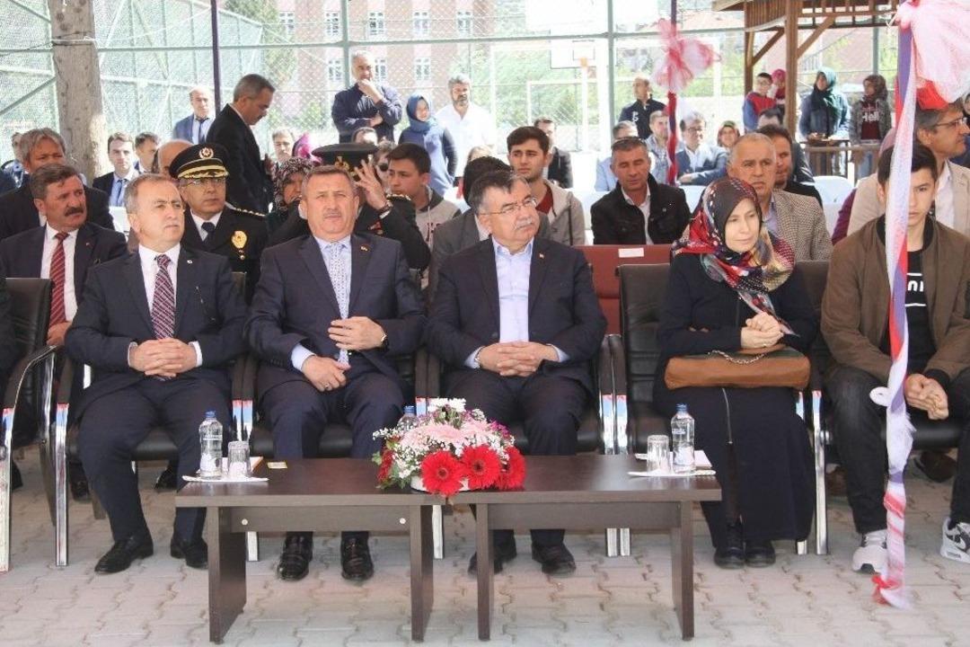 Milli Eğitim Bakanı Yılmaz, Okul A&ccedil;ılışında Duygu Dolu Anlar Yaşadı