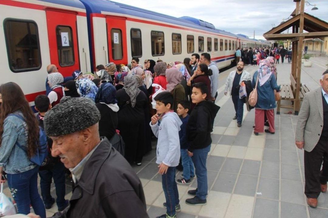 Trenle Y&uuml;zlerce Kişi Nostaljik Yolculuk Yaptı