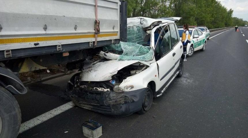 Otomobil Tıra Arkadan &Ccedil;arptı: 2 Yaralı