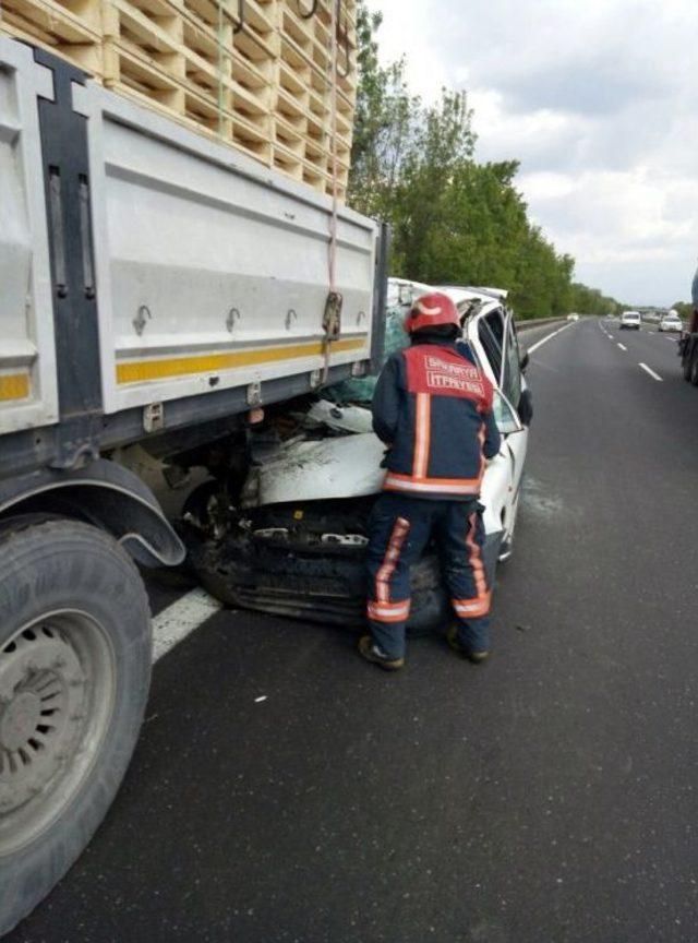 Otomobil Tıra Arkadan Çarptı: 2 Yaralı