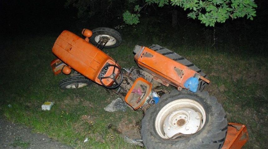 Kamyonet Trakt&ouml;re &Ccedil;arptı: 2 Yaralı