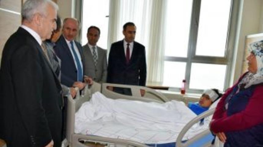 Vali Meral, Kazada Ağır Yaralanan &Ouml;ğrenciyi Hastanede Ziyaret Etti