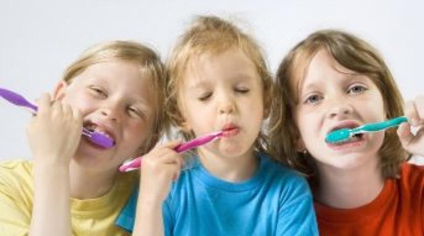 &Ccedil;ocuklarda Diş Renklenmeleri Kaygıyı Artırıyor