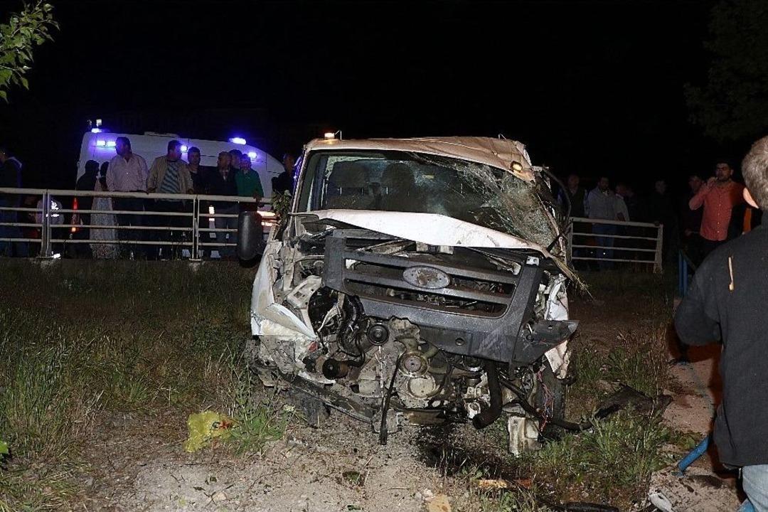 Kamyonet Korkulukları Devirerek Takla Attı: 1 &Ouml;l&uuml;