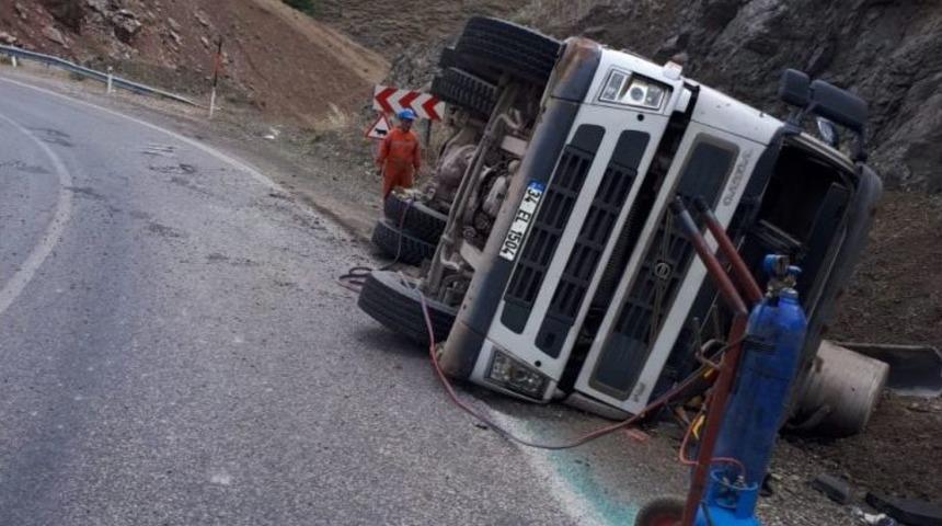 Hafriyat Y&uuml;kl&uuml; Kamyon Devrildi