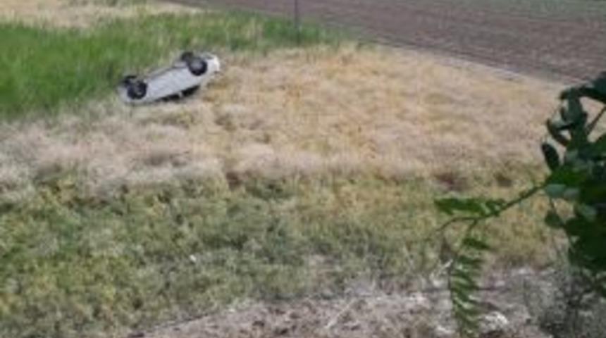 Otomobil Taklalar Atarak Tarlaya U&ccedil;tu: 2 Yaralı