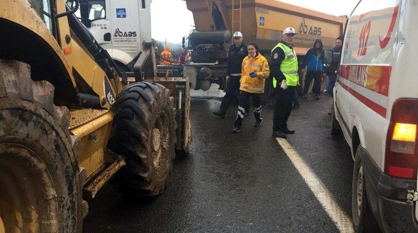 İzmir&rsquo;de 3 Kamyon &Ccedil;arpıştı: 1 Yaralı