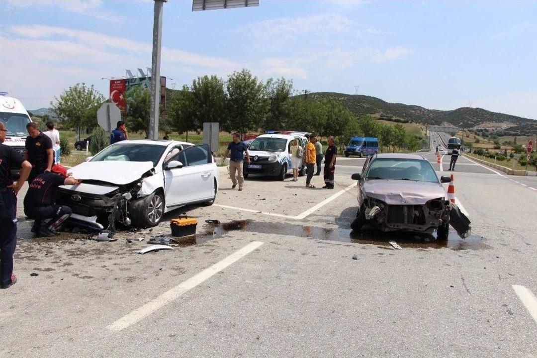 Manisa&rsquo;da 3 Ara&ccedil; Birbirine Girdi: 8 Yaralı