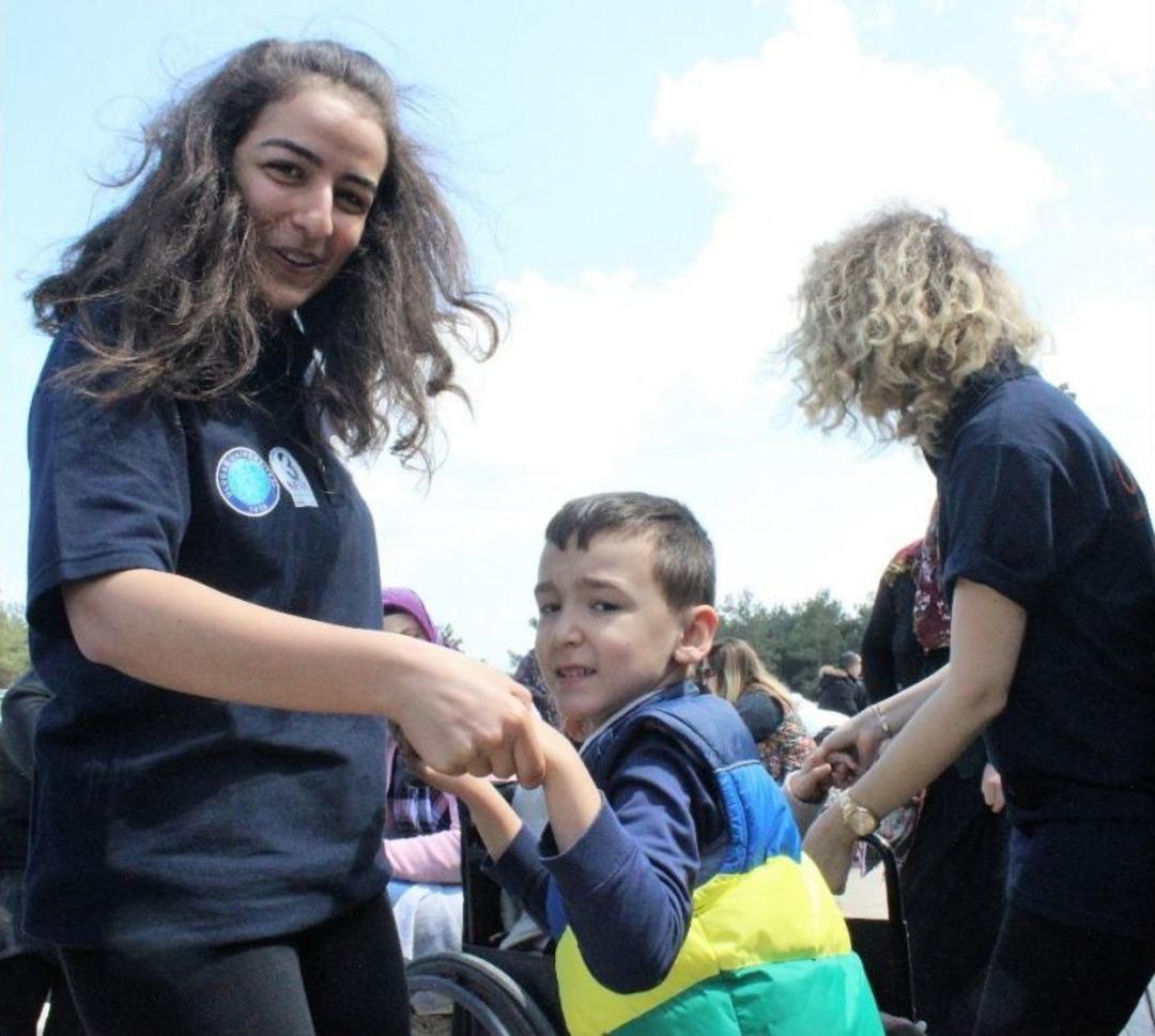 &Uuml;niversiteliler Engelli &Ccedil;ocukları Ata Bindirdi