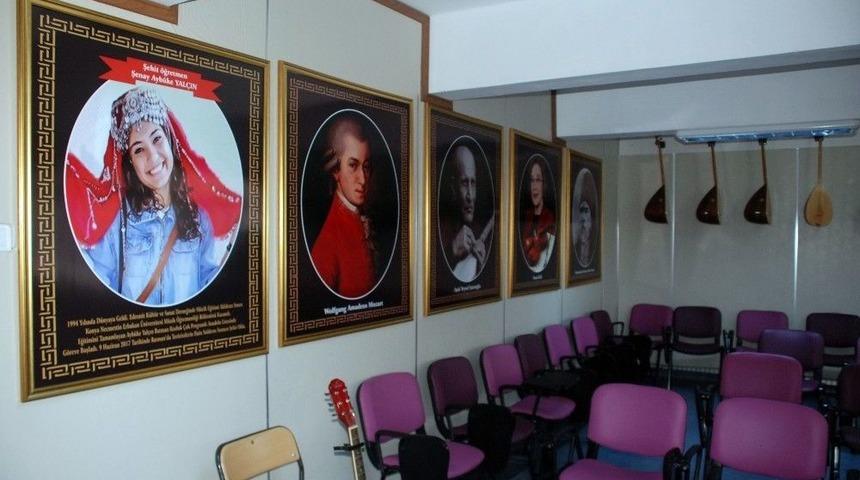 Şehit Ayb&uuml;ke &Ouml;ğretmenin Adı M&uuml;zik Sınıfında Yaşatılacak