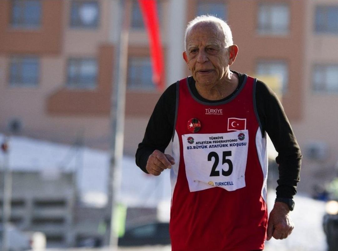 (&ouml;zel Haber) 82. B&uuml;y&uuml;k Atat&uuml;k Koşusu&rsquo;na 90&rsquo;lık Dede Damga Vurdu