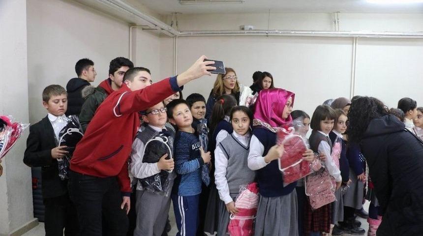 &Ouml;ğrenciler K&ouml;y &Ccedil;ocuklarını Sevindirdi