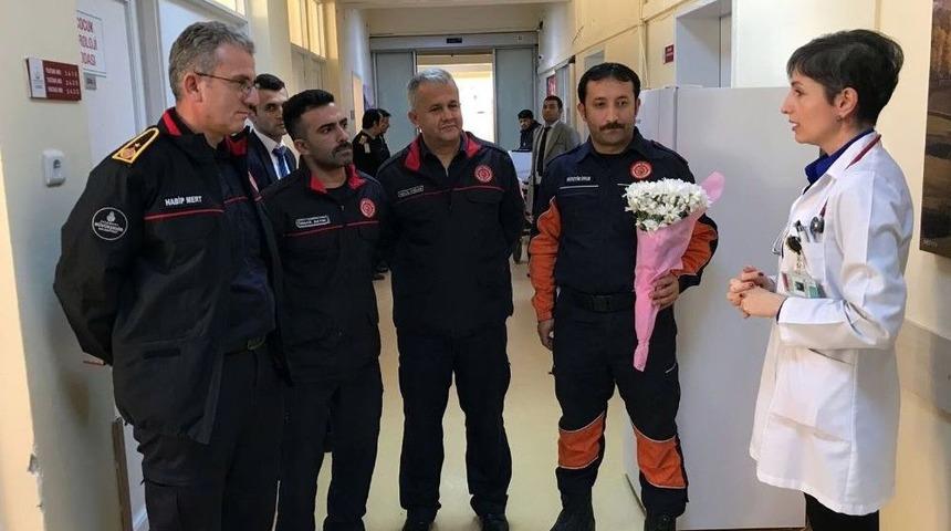 İtfaiye Erleri Yangından Kurtardıkları Minik Emir&rsquo;i Hastanede Ziyaret Etti