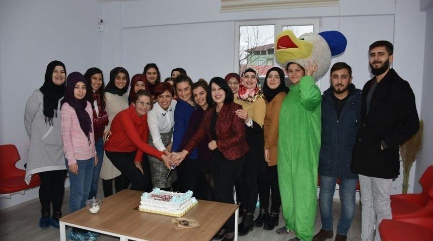 Y&uuml;ksekokul &Ouml;ğrencilerinden &Ouml;rnek Davranış