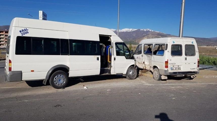 İş&ccedil;i Taşıyan İki Minib&uuml;s &Ccedil;arpıştı: 8 Yaralı