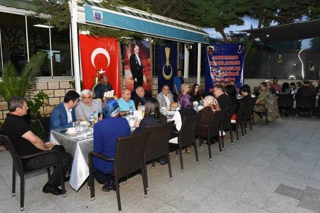 Jandarma Tarafından Şehit Aileleri Ve Gaziler Onuruna İftar Yemeği Verildi